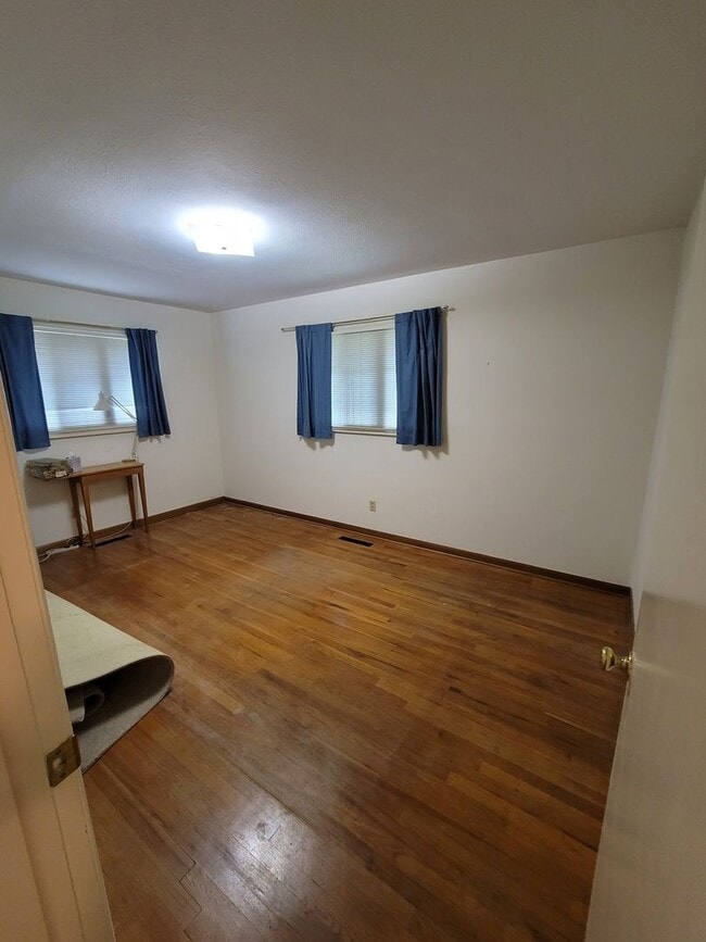 Building Photo - Cozy 3 Bedroom Home for Rent on Parkview Blvd
