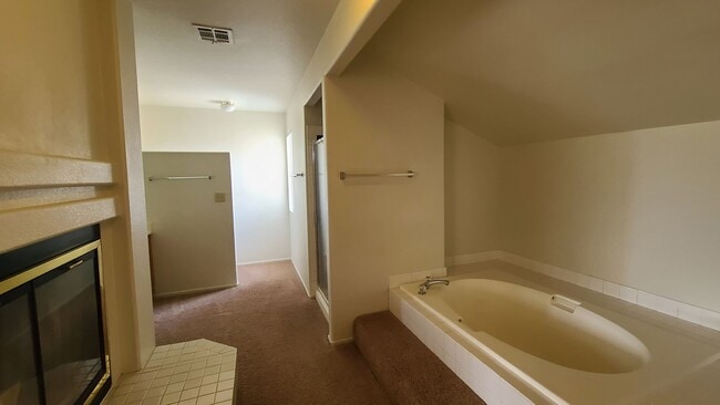 Building Photo - 2 Story home with 4 Bedrooms