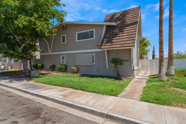 Building Photo - Cute Condo with Pool View!