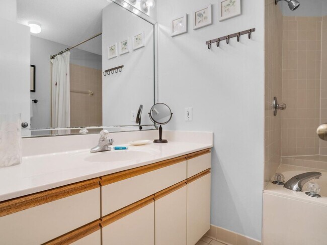 Building Photo - 3BR/3BA Fully Furnished Beach Cottage at H...