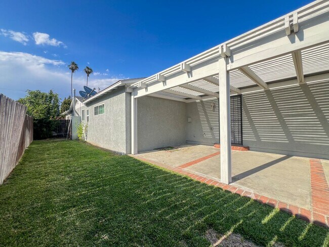 Building Photo - La Rosa