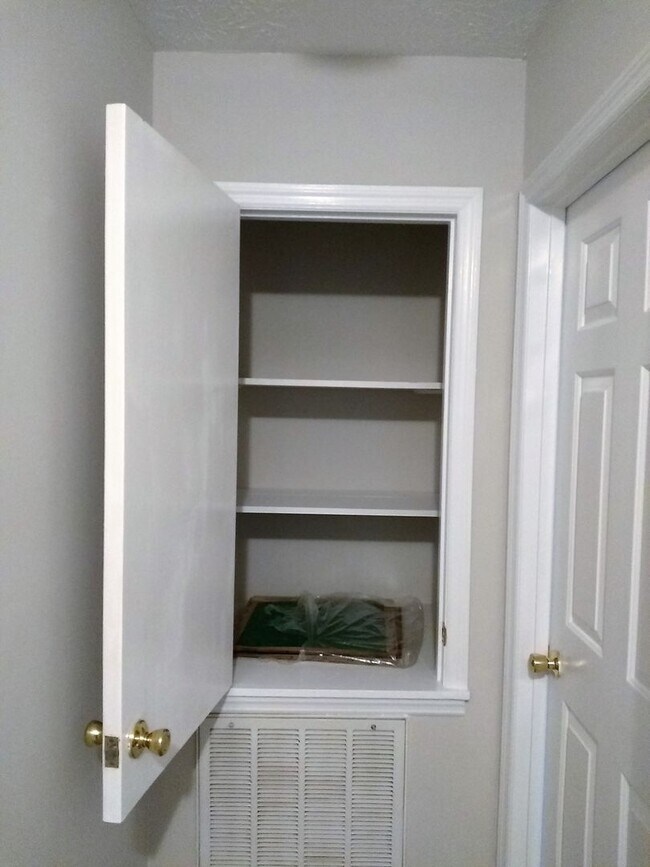 Building Photo - UPDATED & SPACIOUS 3 Bedroom 2 Bathroom home close to SHOPPING & FT BRAGG!!