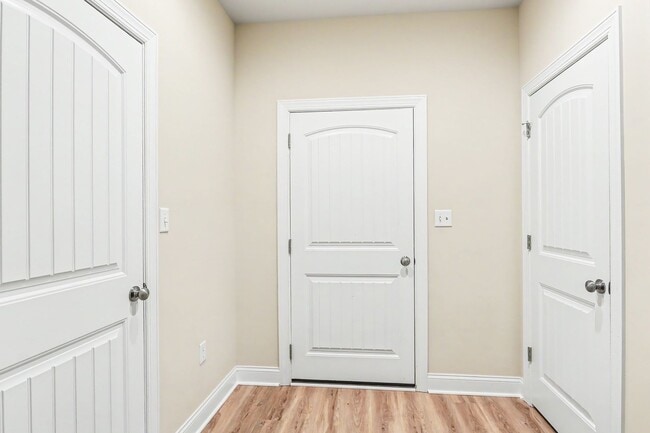 Building Photo - Three bedroom, 2.5 townhome in Mechanicsburg near Trindle Rd.