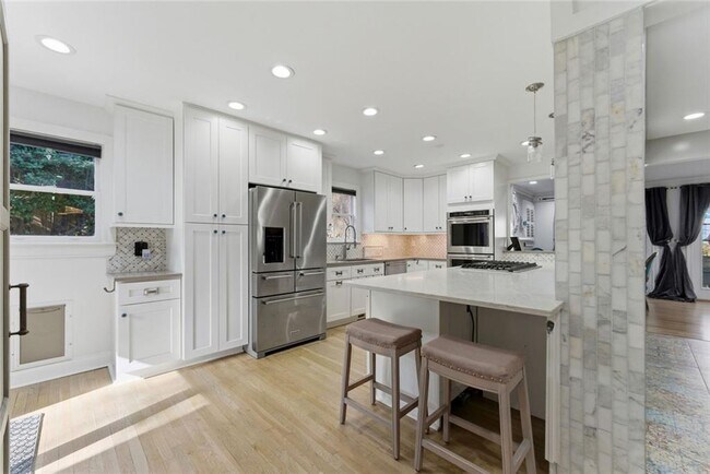 Building Photo - 302 Hascall Rd NW