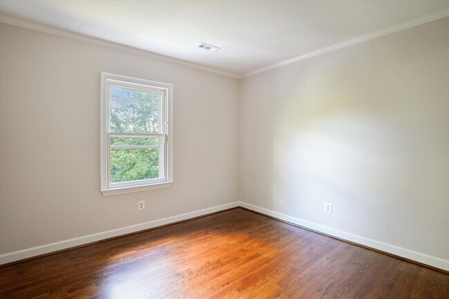 Building Photo - Magnificent 5 Bedroom, 4.5 Bathroom Bethes...