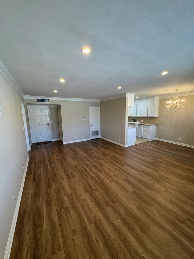 Building Photo - Beautiful Spacious Top Floor Condo 1 bed - 1 bath with parking in Burbank