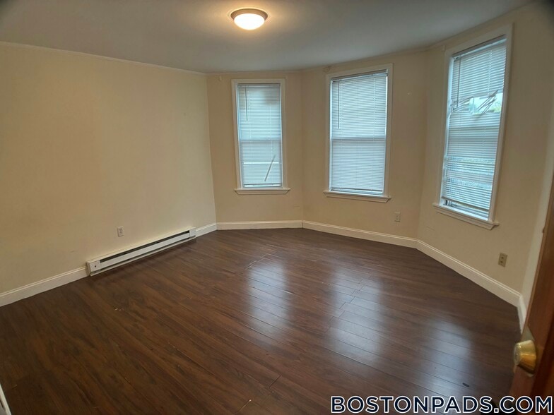 Building Photo - 739 Parker St