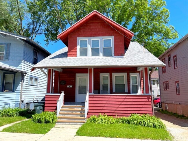 Building Photo - 1318 St James Ct