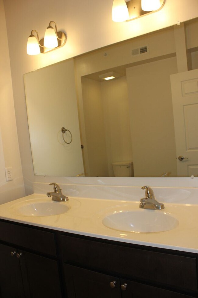 Building Photo - Nice 2 Bed 2 Bath Condo for Rent