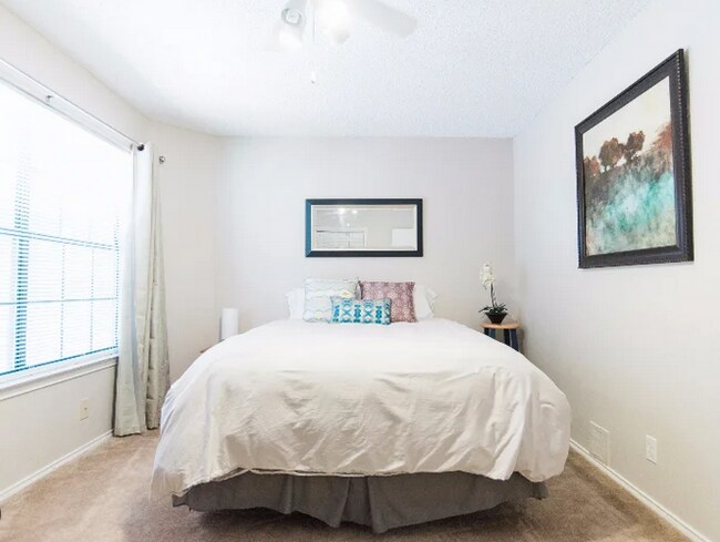 Building Photo - 2215 Post Rd