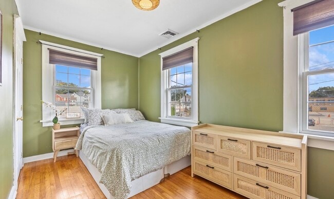 Building Photo - 204 Elliott Ave