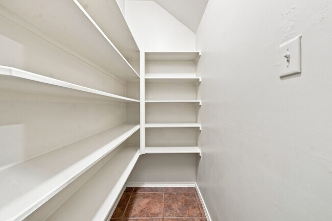 Building Photo - 16551 Pentonshire Ln