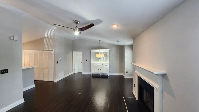 Building Photo - Top-Floor 2-Bed, 2-Bath Condo with Firepla...