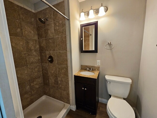 Building Photo - 211 1/2 N Madison - Summer Lease