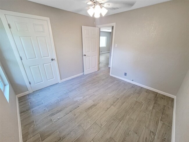 Building Photo - 121 Wisteria St