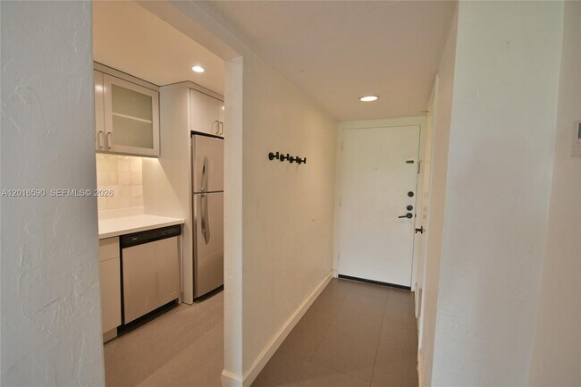 Building Photo - 6884 N Kendall Dr