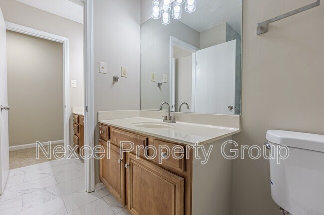 Building Photo - 6730 Racquet Club Dr