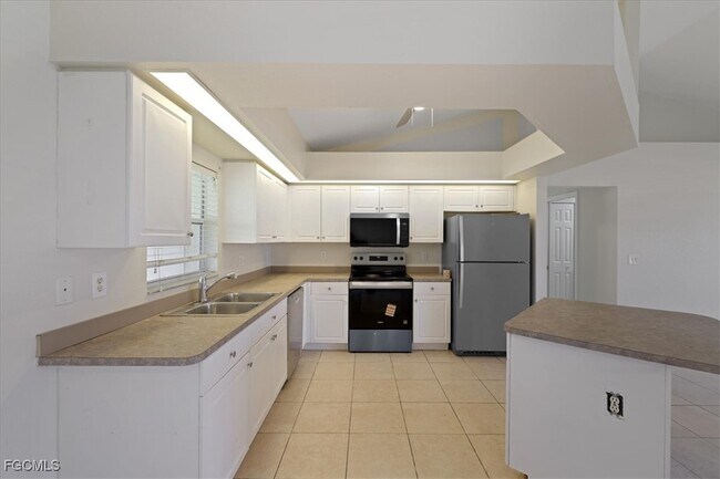 Building Photo - 1529 SW 15th Pl