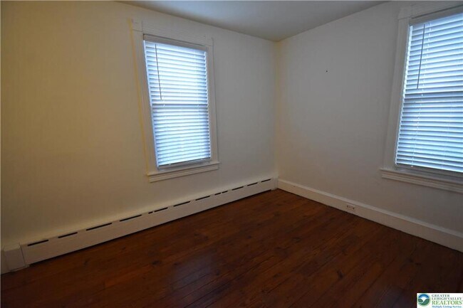 Building Photo - 204 N 9th St