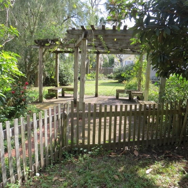 pergola and back yard - 711 Union St