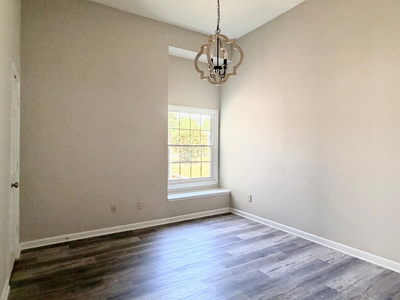 Building Photo - 405 Amberly Dr