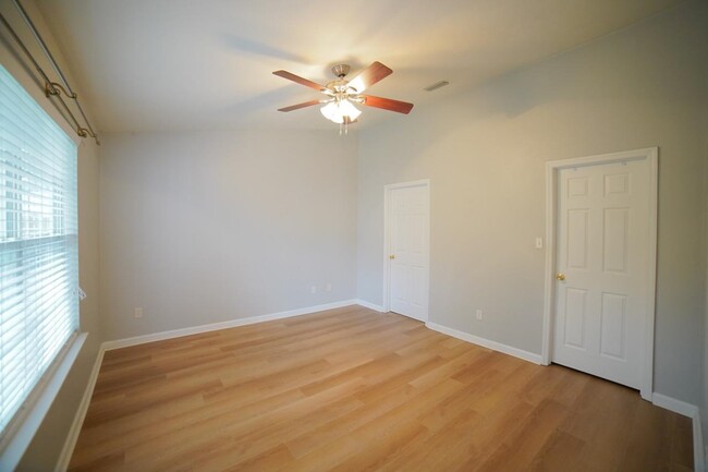 Building Photo - 1121 Mosswood Chase
