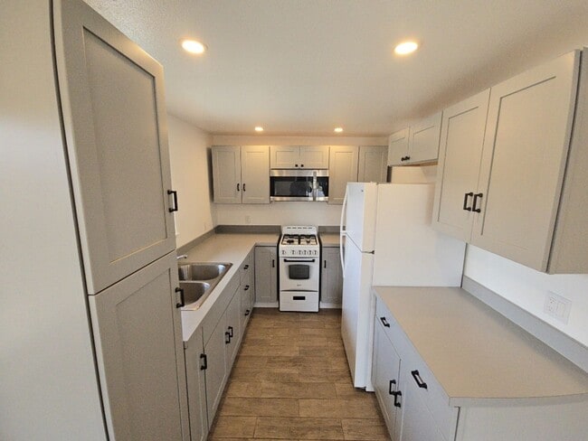 Building Photo - 1350 Hallen Dr