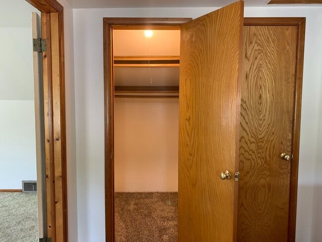 Building Photo - 5 Bedroom Across from NDSU!!