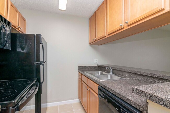 Building Photo - Lake Front - 2nd Floor - Upgraded- 1 Bedroom 1 Bathroom for Rent in Brandon, FL