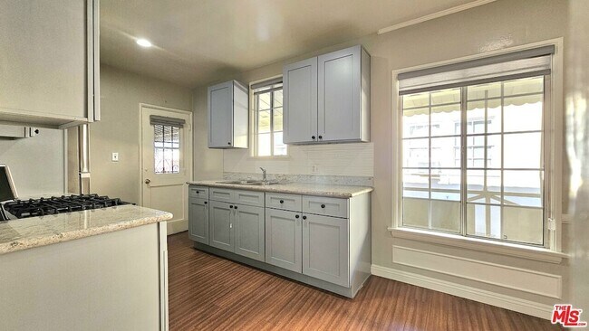 Building Photo - 1020 S Norton Ave