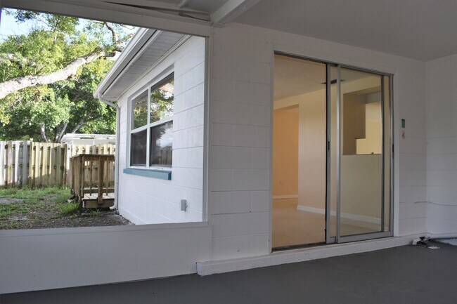 Building Photo - 2 Bedroom 1.5 Bath