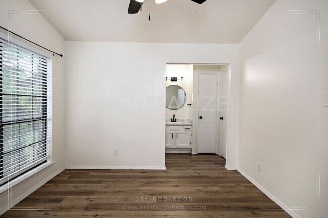 Building Photo - Beautifully Updated 3BR / 2BA in West Mobile with Private Courtyard