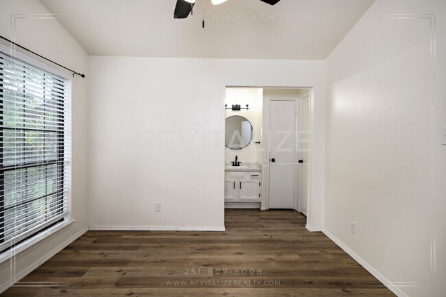 Building Photo - Gorgeous 3 Bedroom/2 Bathroom Home in West...