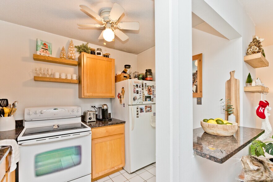 Building Photo - 2740 N Pine Grove Ave