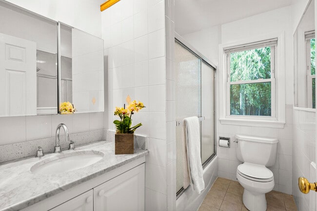 Building Photo - 528 N Wagner Ave