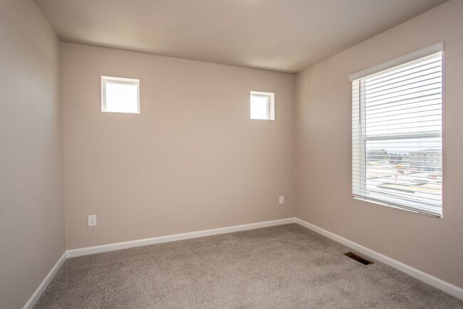 Building Photo - 10551 Spectrolite Pt