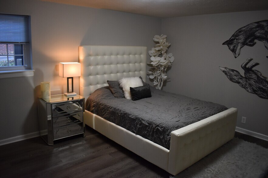 Large downstairs bedroom - 610 River Rouge Dr, Unit A