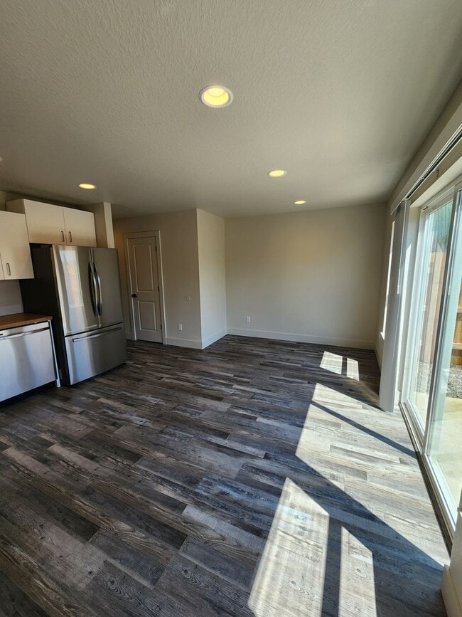 Building Photo - 1000 Peach Rd
