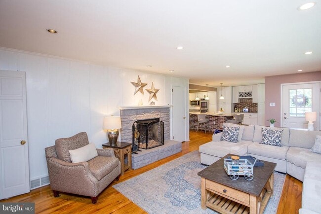 Building Photo - 67 Townview Dr