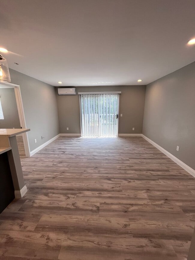 Building Photo - Beautifully Upgraded One Bedroom-One Bathr...