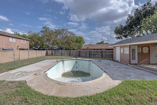 Building Photo - 1001 Castle Heights Dr
