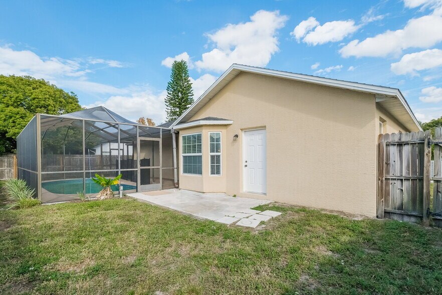 Building Photo - 4715 Whitetail Ln