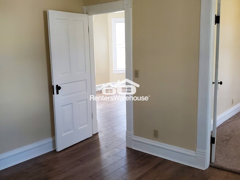 Building Photo - 108 3rd St W