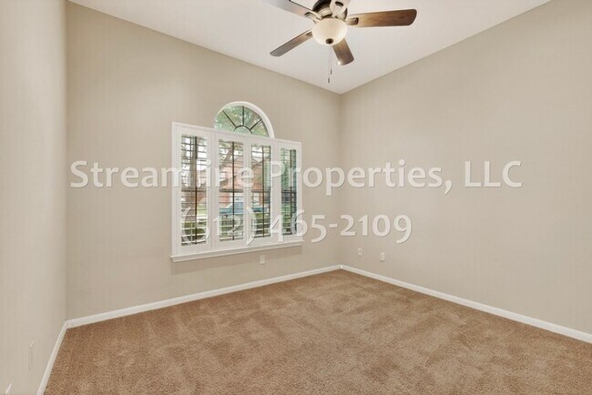 Building Photo - Spacious 4 Bedroom, 2 Bath - Open Layout!