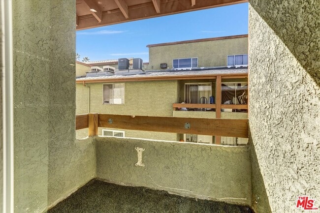 Building Photo - 6155 Reseda Blvd