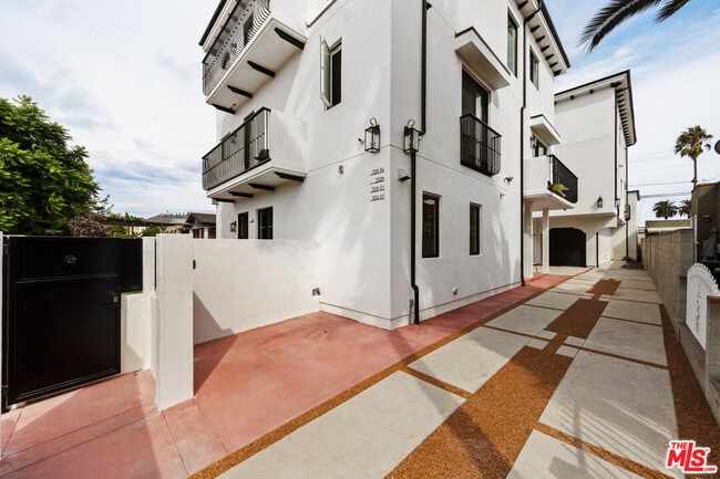 Building Photo - 2324 S Dunsmuir Ave