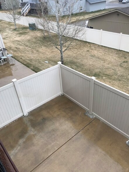 Building Photo - 2025 Lake Hills Dr