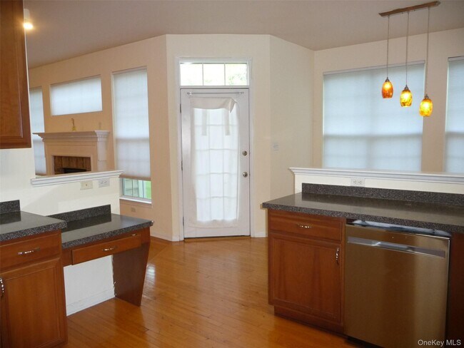 Building Photo - 220 Roosevelt Dr