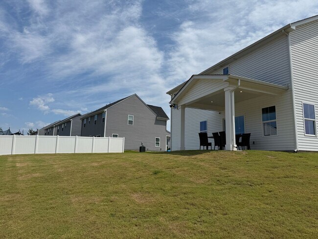 Building Photo - Never loved in Model Homes