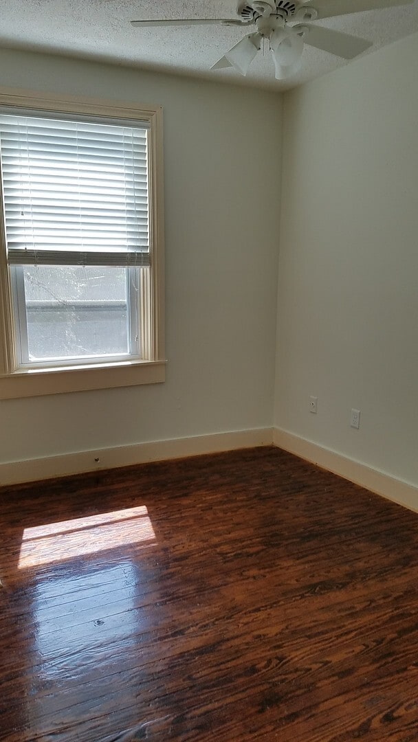 Building Photo - Large 2 Story House, Large Fenced In Yard, Wood Floors, Central Air, Quiet Community